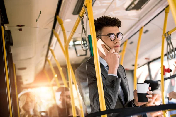 Joven hombre de negocios en autobús - foto de stock