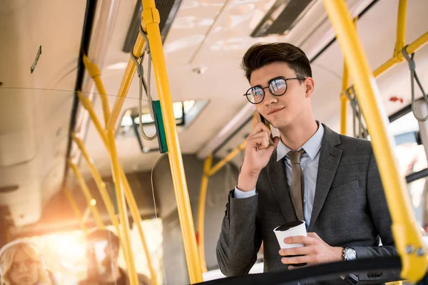 Giovane uomo d'affari in autobus — Foto stock