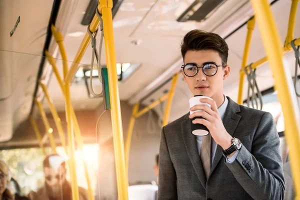 Jeune homme d'affaires en bus — Photo de stock