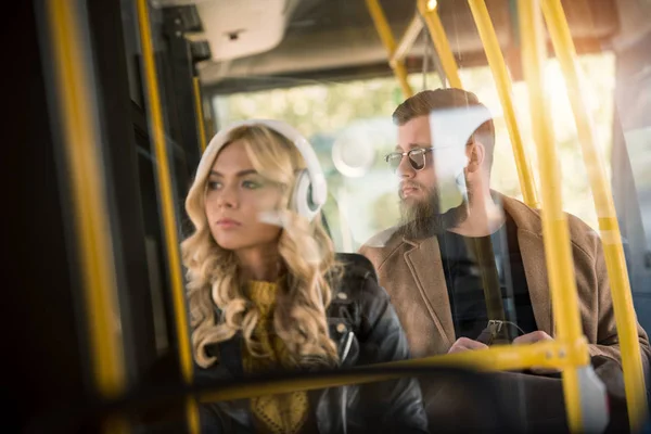 Молода пара в автобусі — стокове фото