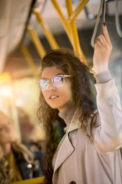 Chica pensativa en autobús - foto de stock