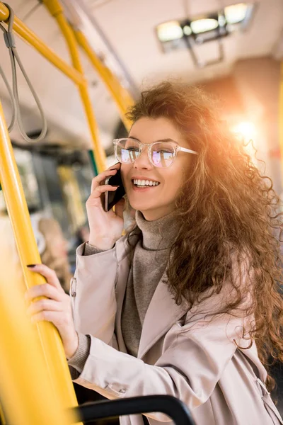 Девушка с помощью смартфона в автобусе — стоковое фото