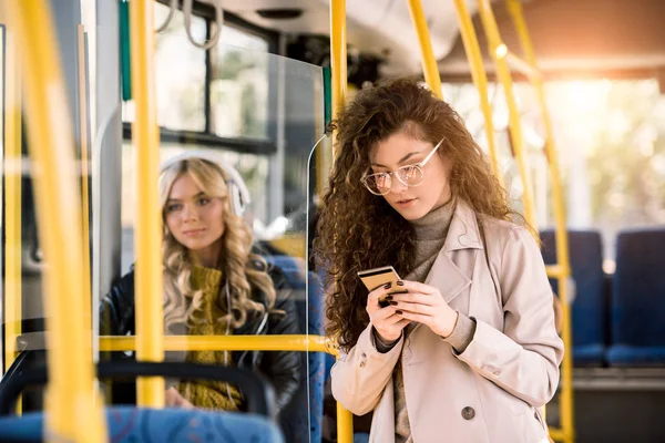 Fille en utilisant smartphone dans le bus — Photo de stock