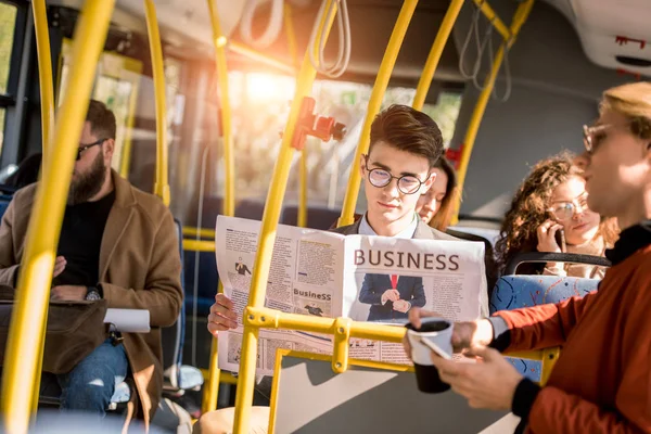 Jeune homme d'affaires en bus — Photo de stock