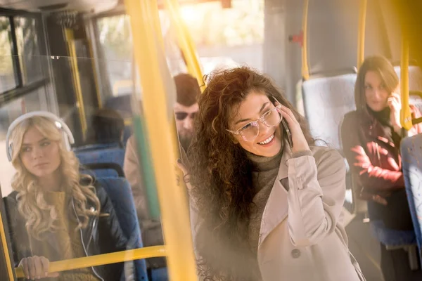 Chica usando smartphone en autobús — Stock Photo