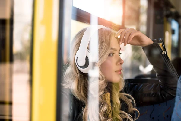 Chica escuchando música en autobús - foto de stock