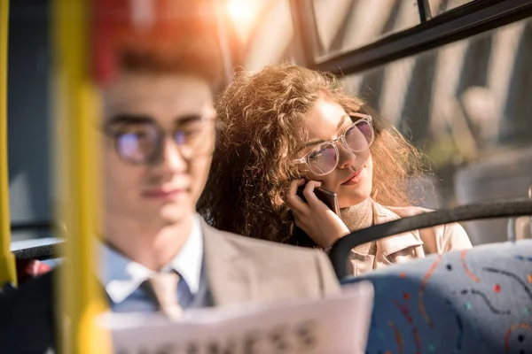 Menina usando smartphone no ônibus — Fotografia de Stock