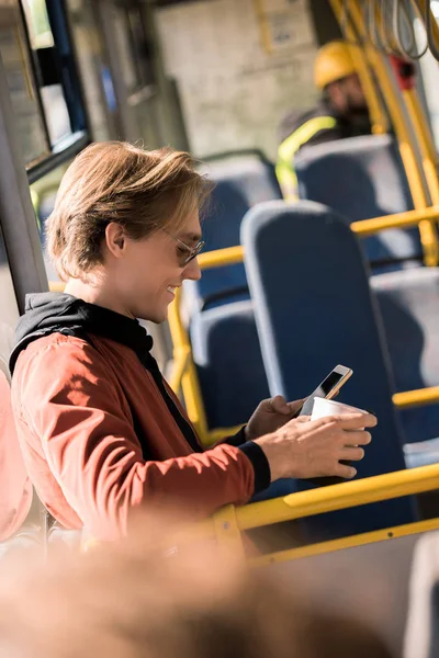 Homem usando smartphone em ônibus — Fotografia de Stock