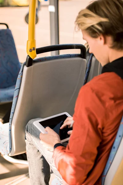 Людина з цифрових таблетку в автобус — стокове фото