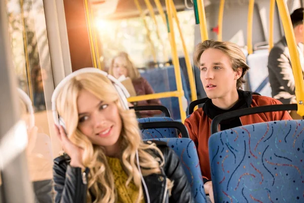 Молодые люди в городском автобусе — стоковое фото