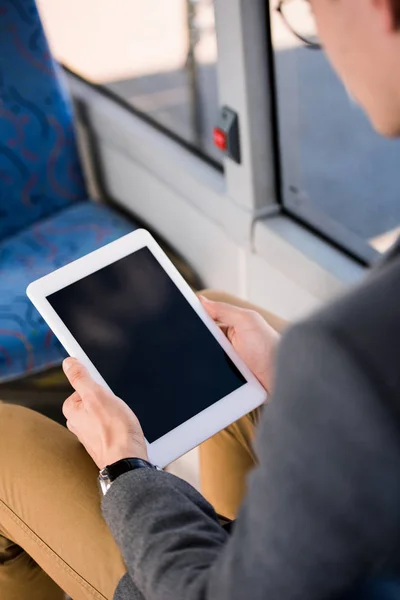 Людина з цифровим планшетом в автобусі — стокове фото