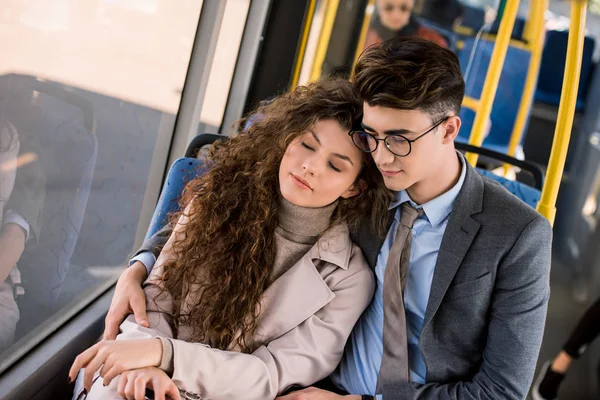Jovem casal em ônibus — Fotografia de Stock
