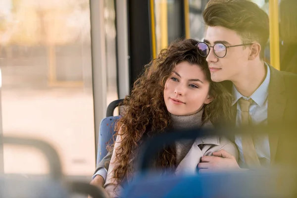 Jovem casal em ônibus — Fotografia de Stock