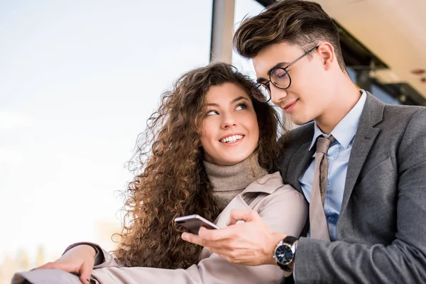 Paar mit Smartphone im Bus — Stockfoto