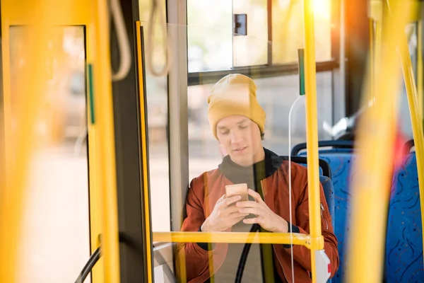 Mann benutzt Smartphone im Bus — Stockfoto