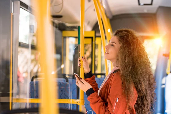 Fille en utilisant smartphone dans le bus — Photo de stock