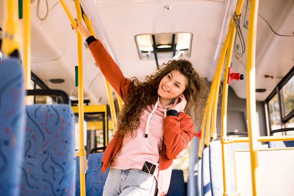 Счастливая девушка в автобусе — стоковое фото