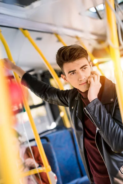 Mann benutzt Smartphone im Bus — Stockfoto