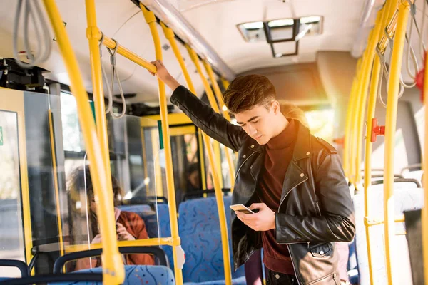Людина використовує смартфон в автобусі — стокове фото
