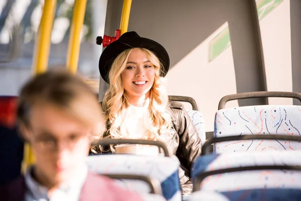 Chica sonriente en autobús de la ciudad - foto de stock