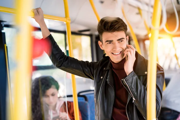 Людина за допомогою смартфона в автобусі — стокове фото