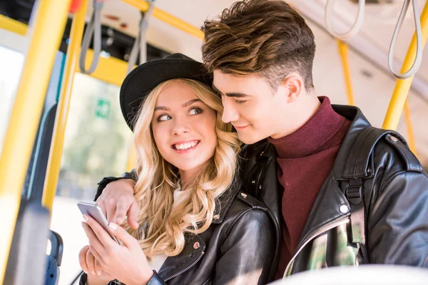 Coppia con smartphone in autobus — Foto stock