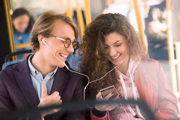 Casal com smartphone em ônibus — Fotografia de Stock