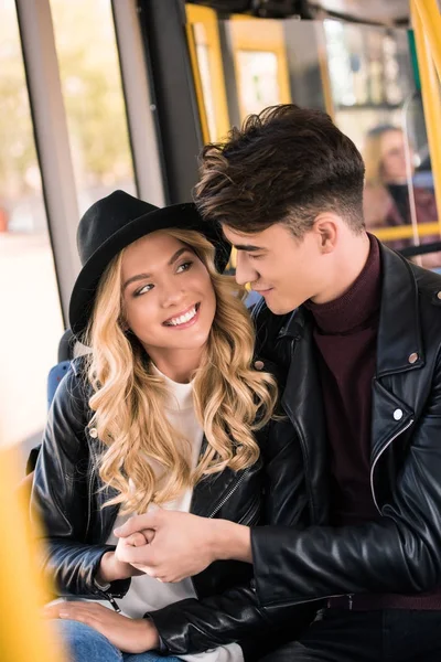 Feliz jovem casal em ônibus — Fotografia de Stock