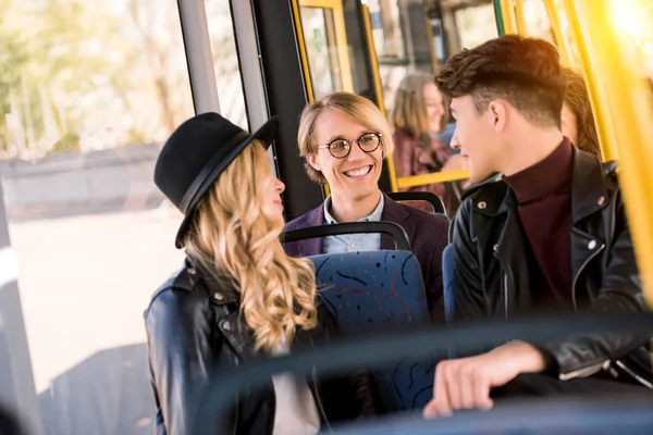 Друзі розмовляють в автобусі — стокове фото