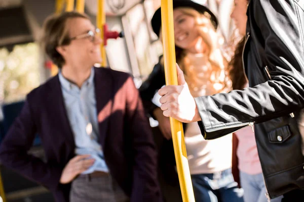 Persona de pie en autobús - foto de stock