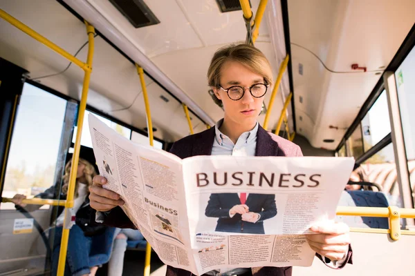 Joven hombre de negocios en autobús - foto de stock