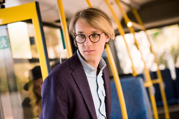 Jeune homme entrant dans le bus — Photo de stock