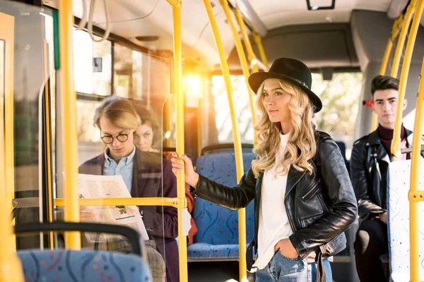 Stilvolles Mädchen im Bus — Stockfoto