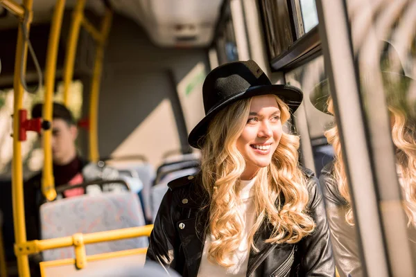 Стильна дівчина в автобусі — стокове фото