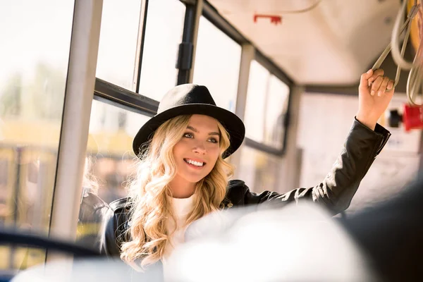 Chica con estilo en autobús - foto de stock
