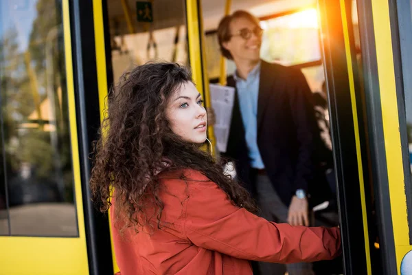 Mujer joven entrando en autobús - foto de stock