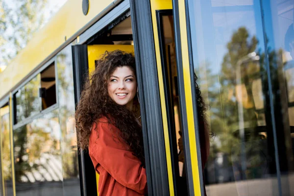 Jeune femme entrant en bus — Photo de stock