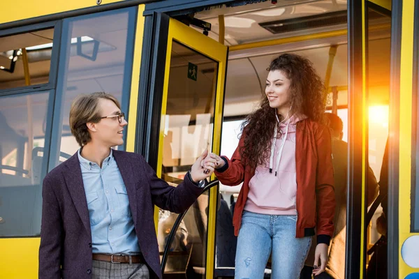 Paar hält Händchen in öffentlichen Verkehrsmitteln — Stockfoto