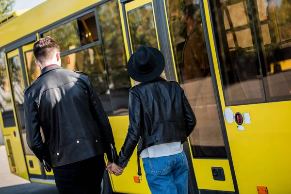 Coppia che entra autobus — Foto stock