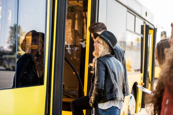 Casal entrando ônibus — Fotografia de Stock
