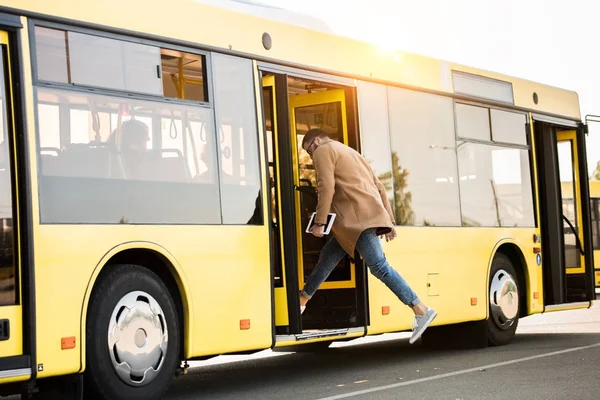 Giovane che entra in autobus — Foto stock