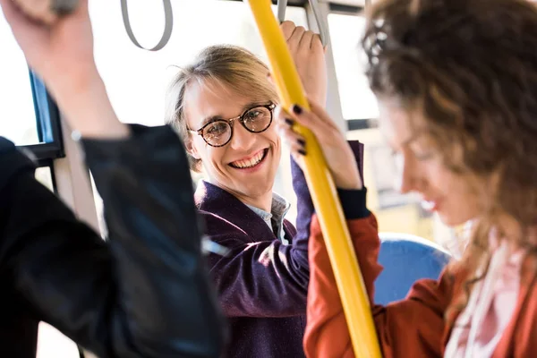Glücklicher junger Mann im Bus — Stockfoto