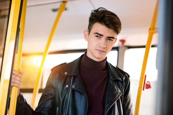 Hombre con estilo en autobús - foto de stock