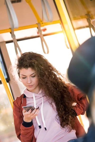 Chica usando smartphone en autobús - foto de stock