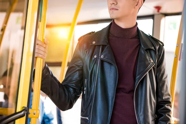 Uomo elegante in autobus — Foto stock