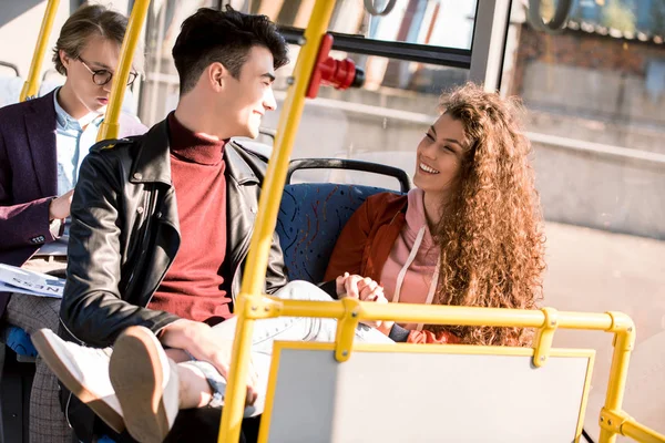Feliz jovem casal em ônibus — Fotografia de Stock