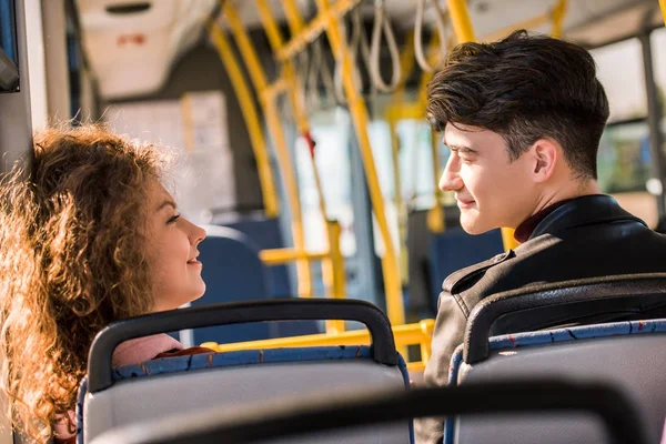 Sonriente pareja en autobús - foto de stock