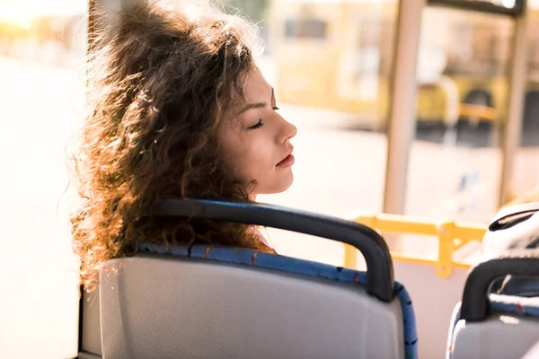 Дівчина спить в автобусі — стокове фото
