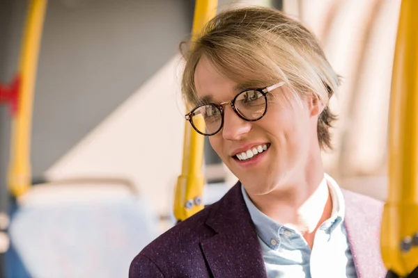 Jeune homme en lunettes dans le bus — Photo de stock