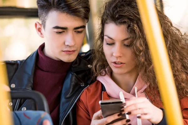 Paar mit Smartphone im Bus — Stockfoto